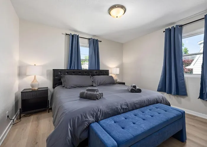 Blue Haven At Hines | Stylish 2bd | Ferienhaus *