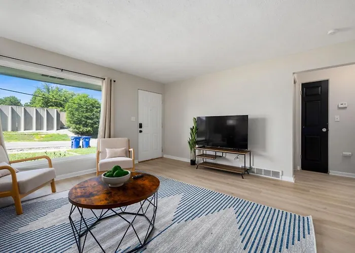 Blue Haven At Hines | Stylish 2bd |
