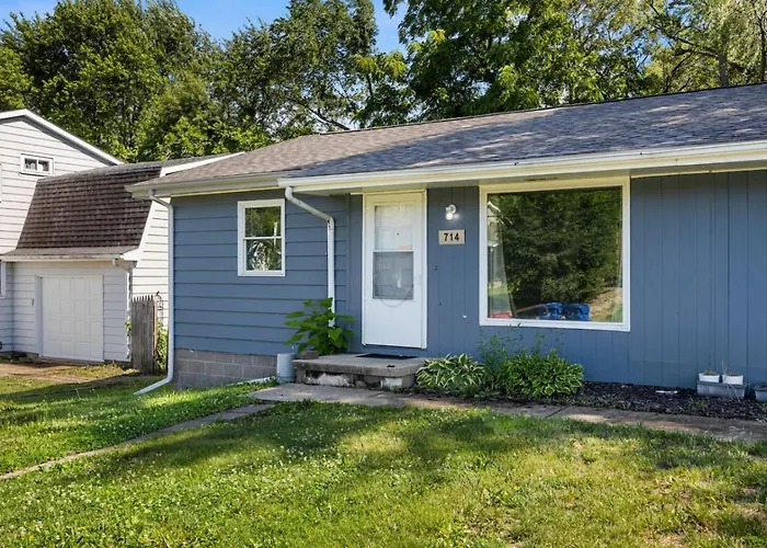 Blue Haven At Hines | Stylish 2bd |