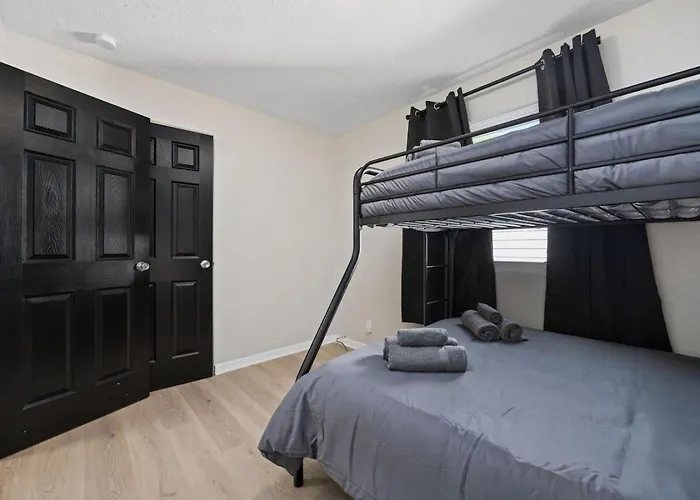Blue Haven At Hines | Stylish 2bd | * Peoria Heights