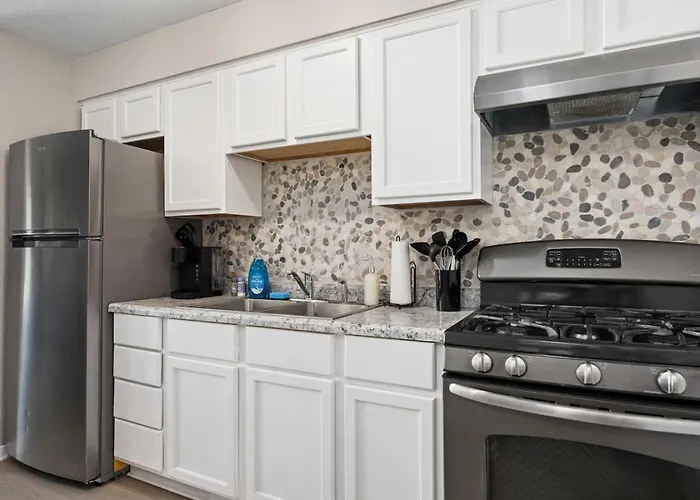 Blue Haven At Hines | Stylish 2bd | * Peoria Heights
